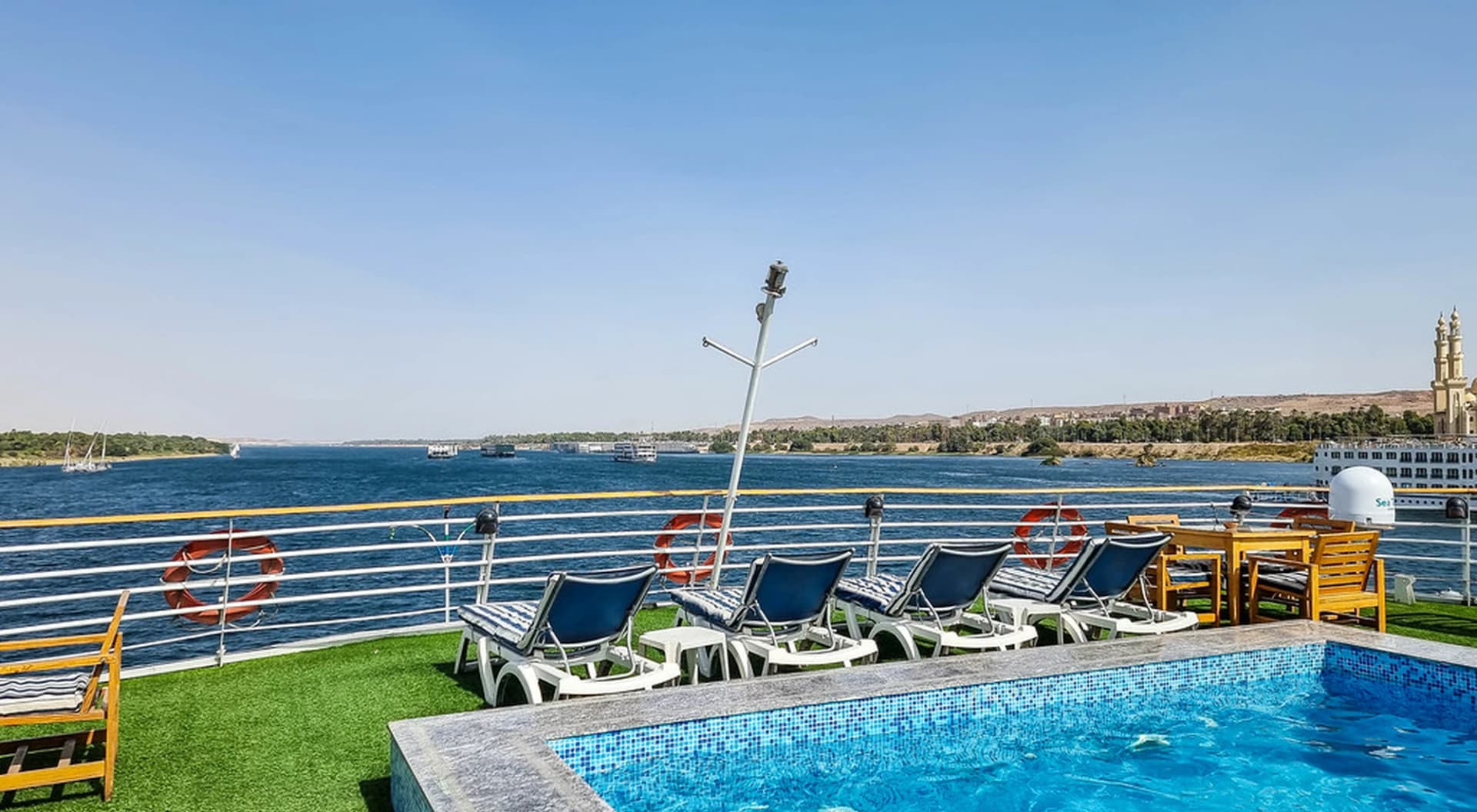 Cubierta con piscina y tumbonas de un crucero por el Nilo