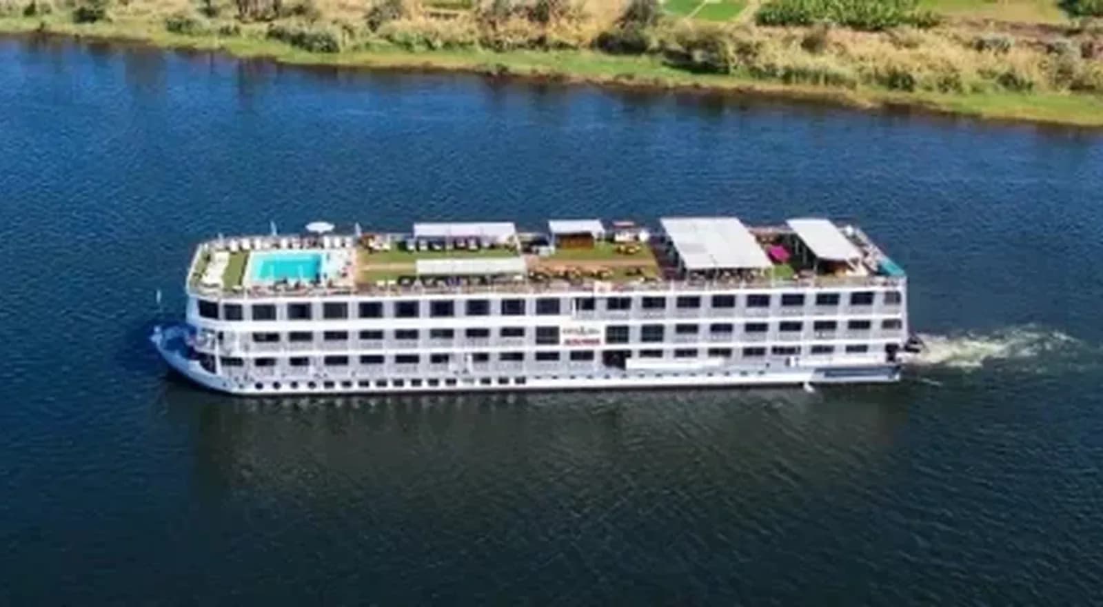 Barco de crucero navegando por el Nilo