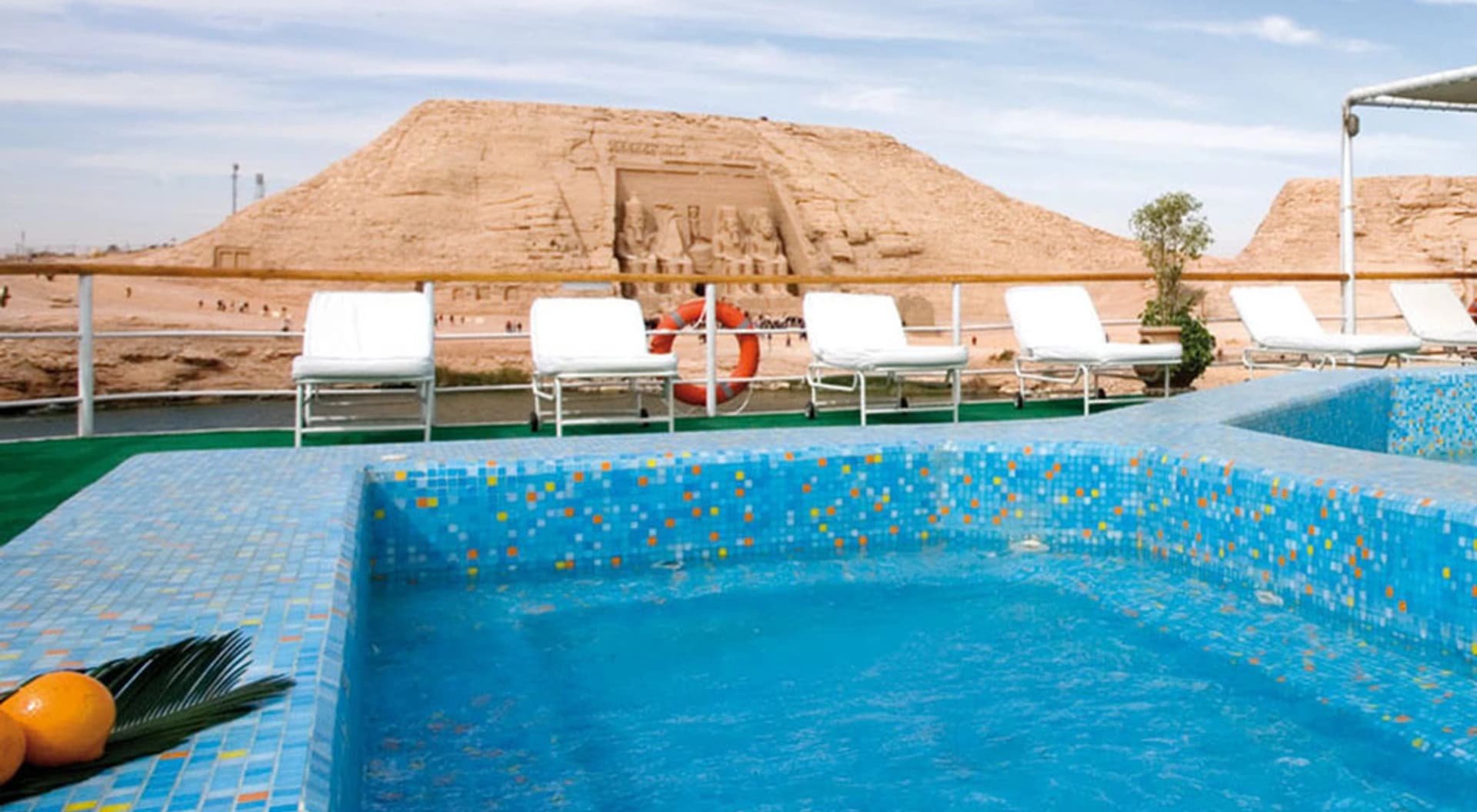 Piscina en la cubierta de un barco en el lago Nasser, frente al gran templo de Abu Simbel