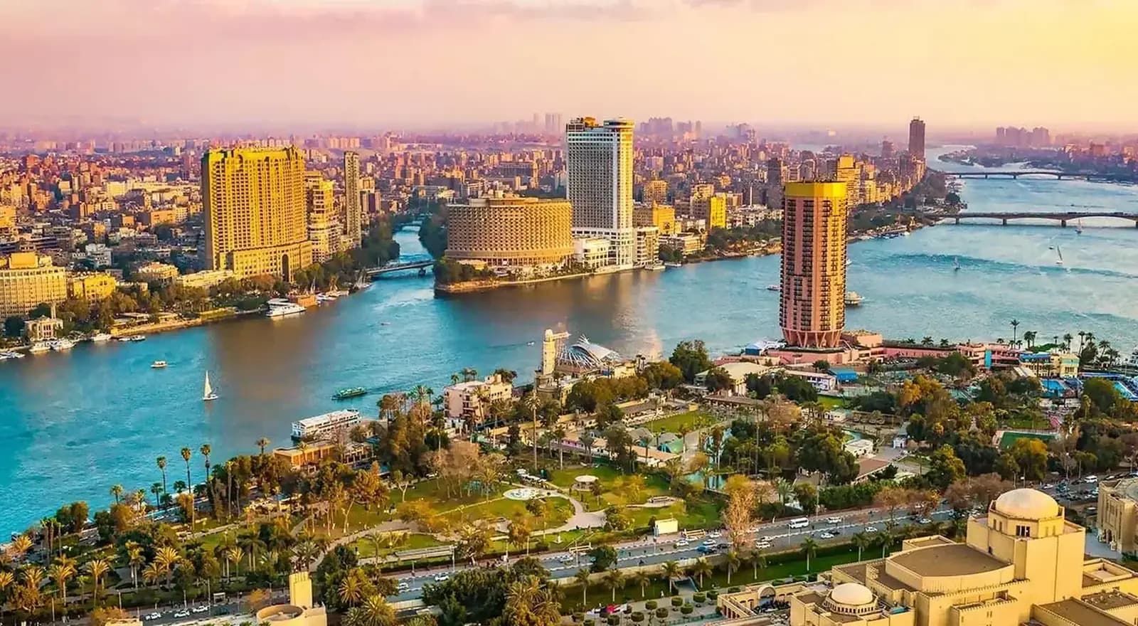 El Nilo a su paso por El Cairo, con los edificios de la ciudad en la orilla