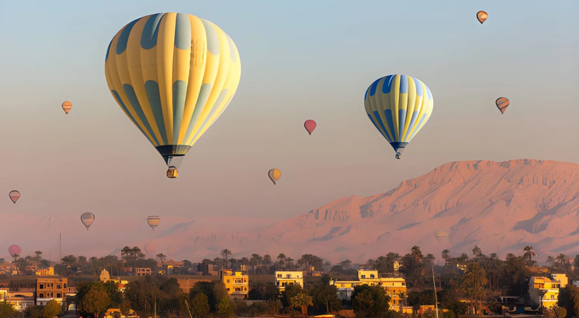 Globos aerostáticos al amanecer sobre la orilla oeste de Luxor