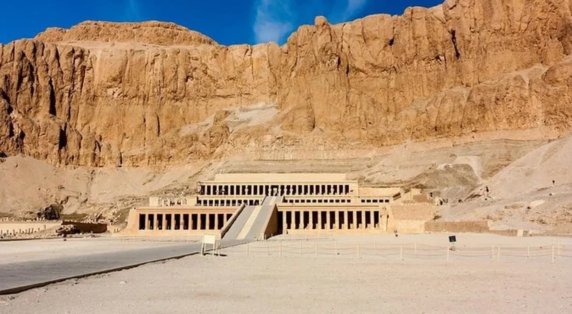 Templo de la reina Hatshepsut en Deir el-Bahari, al pie del acantilado, en Luxor