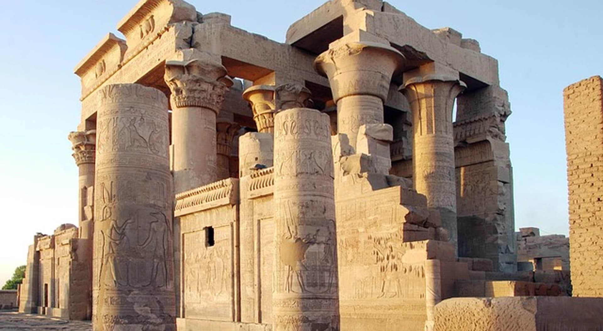 Columnas del templo de Kom Ombo a la luz de la tarde