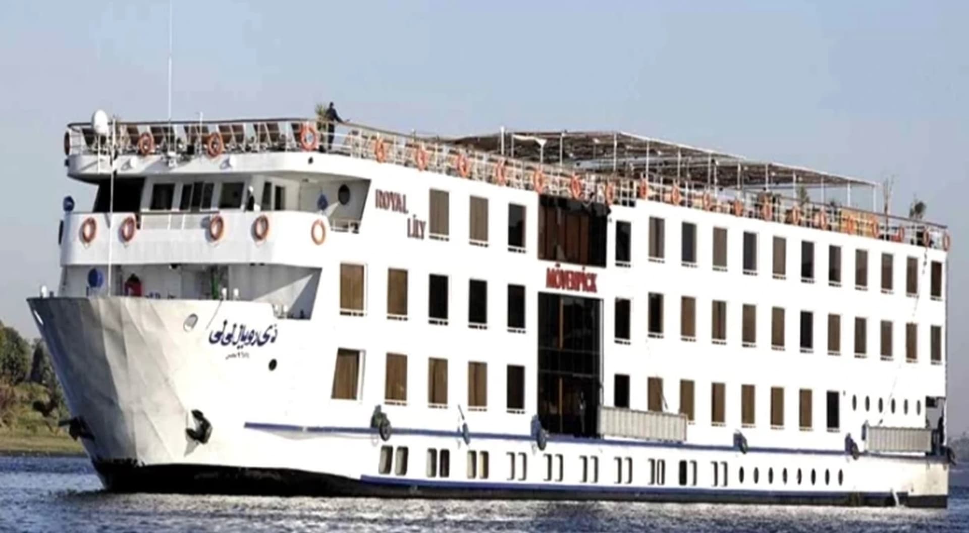 El crucero Mövenpick Royal Lily navegando por el Nilo