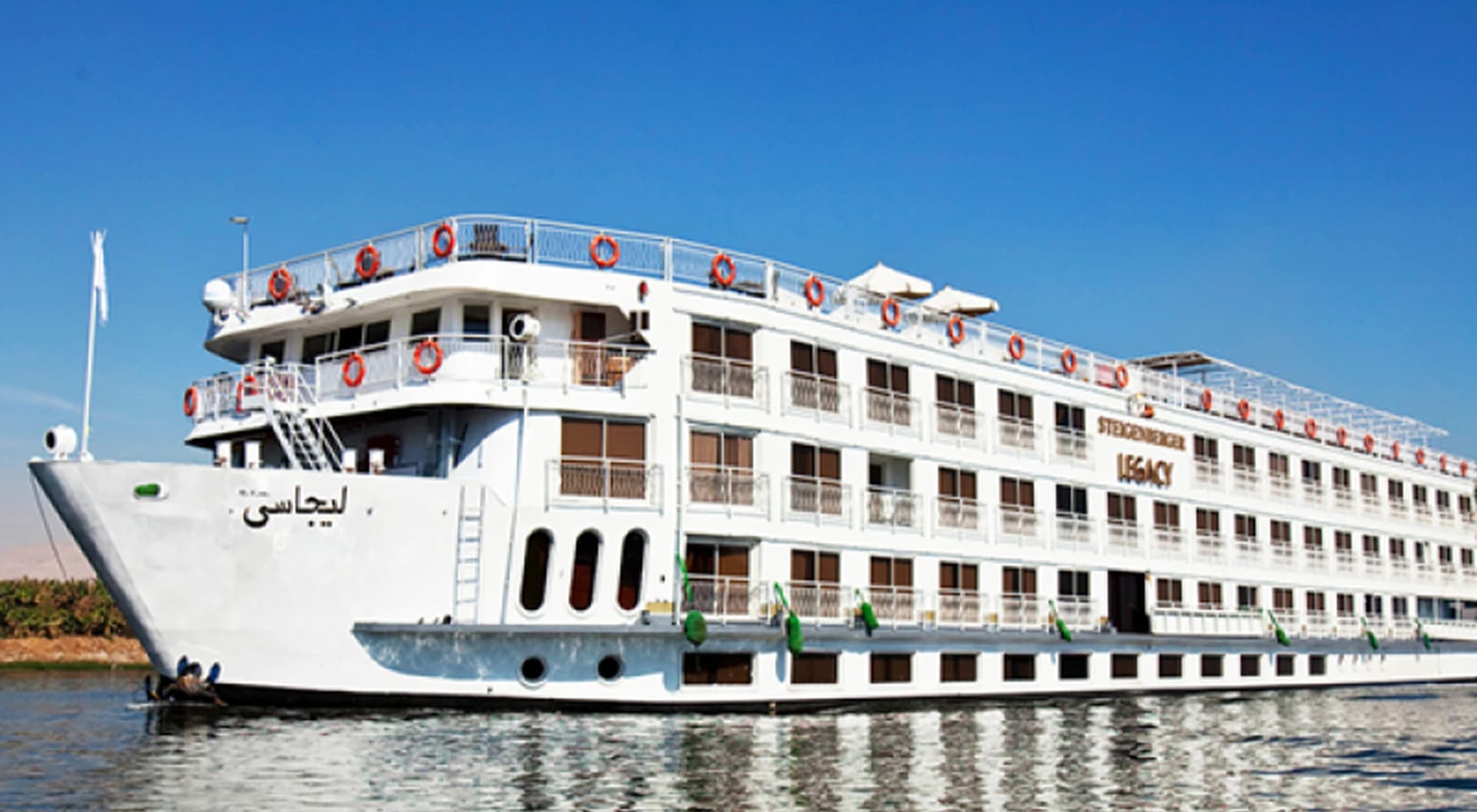 El crucero Steigenberger Legacy navegando por el Nilo