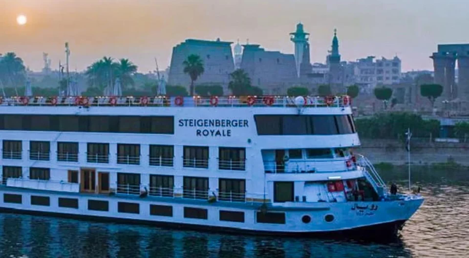 El crucero Steigenberger Royale en el Nilo, con la orilla de Luxor al fondo