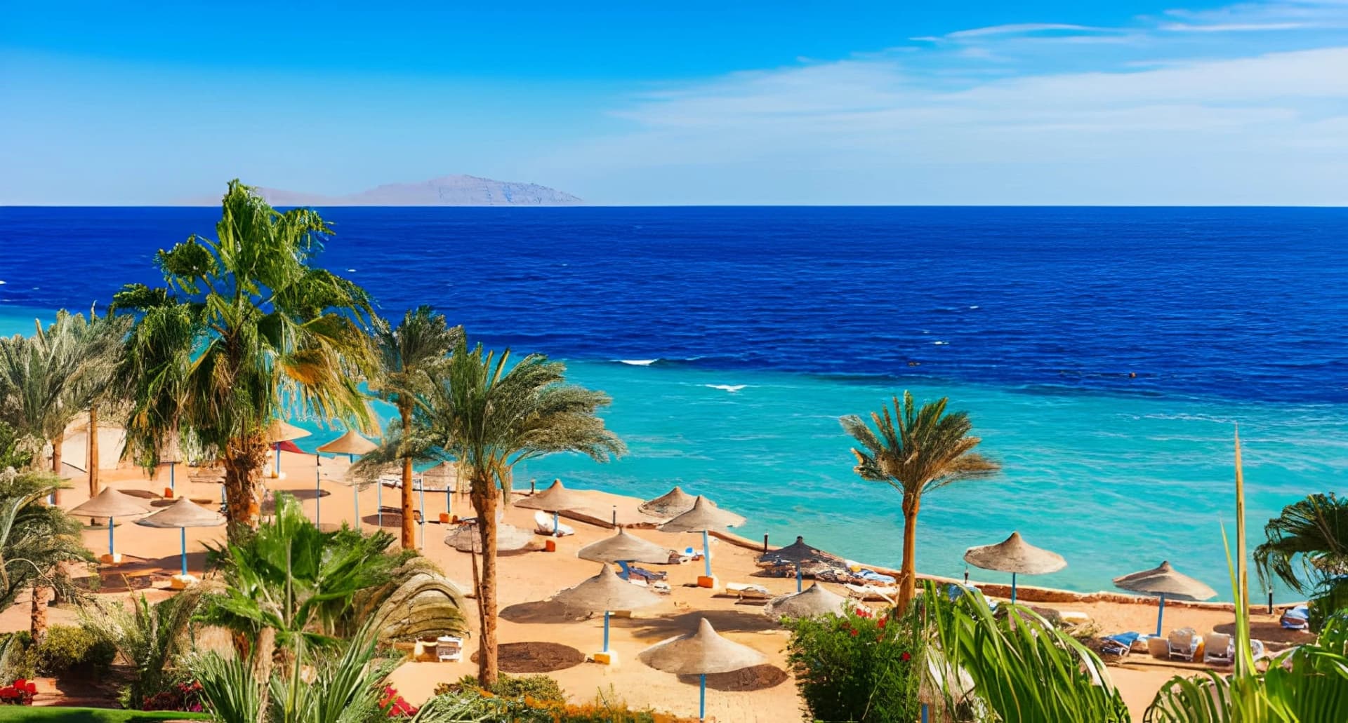 Playa de un resort del Mar Rojo, con sombrillas, palmeras y un mar de color turquesa
