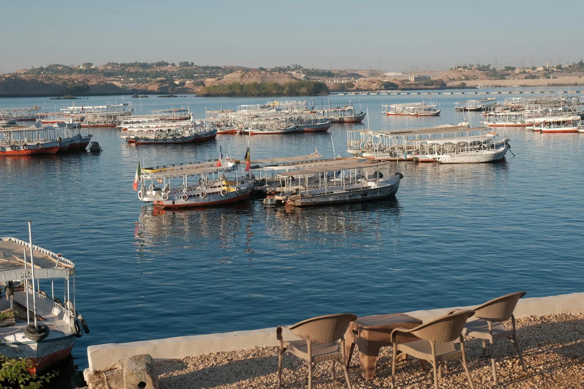Barcos amarrados junto a la orilla del Nilo, en Asuán