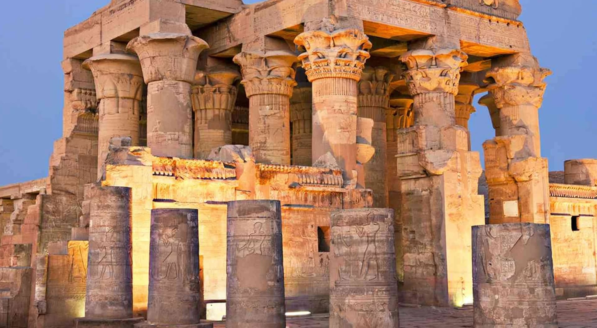 Columnas del templo de Kom Ombo iluminadas al anochecer